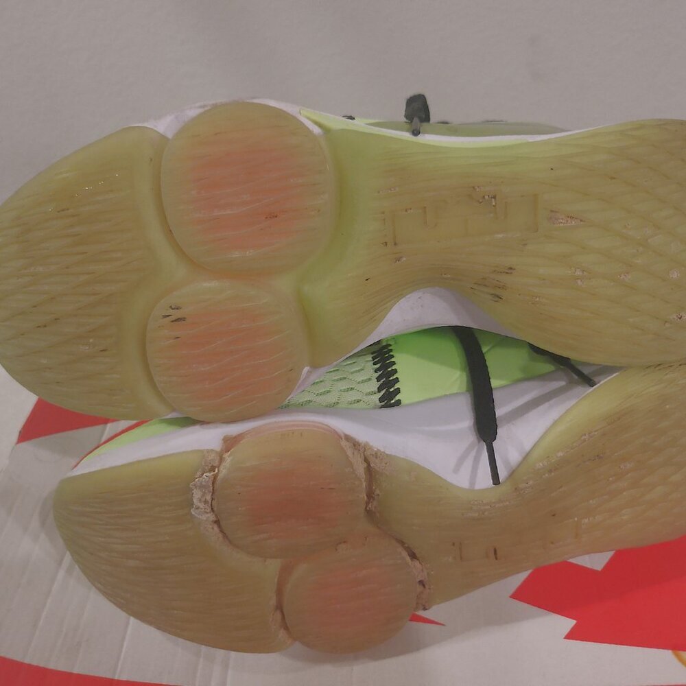 Size 12 - Nike LeBron Witness 5 Grinch Perfect For Any Collection - Picture 4 of 11